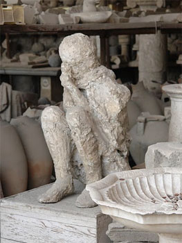 Het gipsafgietsel van een jongetje dat tussen de ruïnes van de uitbarsting in Pompeii is gevonden. Laura Stone photos.
