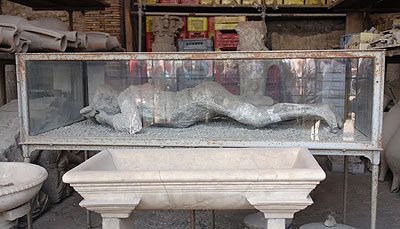 Het afgietsel van een vrouw in Pompeii.