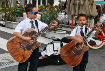 Young performers on Miami's Lincoln Road. photo by Sony Stark.