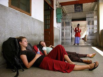 Mochileiros esperando por um trem