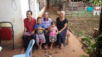 People in a village in Thailand. Bill Reger-Nash photo.