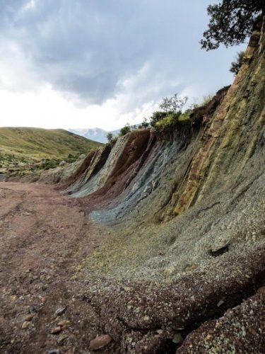 roci colorate curcubeu pe pista spre Potolo. Iulie 16