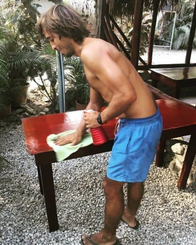 An Argentinian waiter gets ready for the dinner rush.