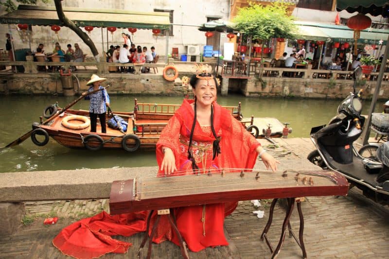 River Walk twin Tongli entertainer. 