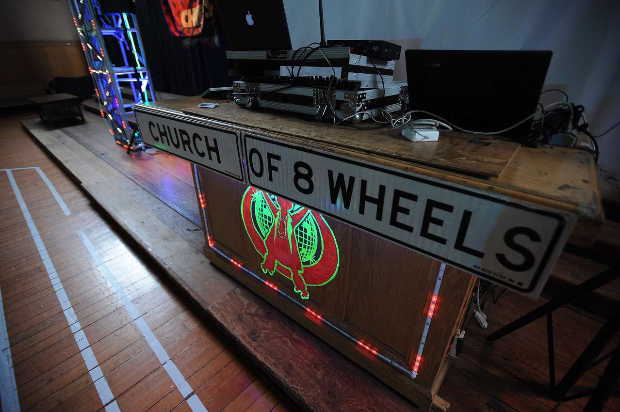 Musik ist ein sehr wichtiger Teil der Rollschuh-Kultur, hier ist die DJ-Station in der Church of 8 Wheels in San Francisco.