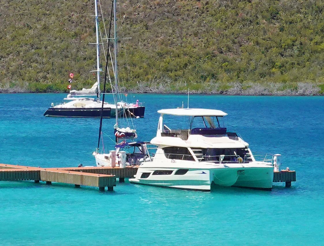 Boat Chartering British Virgin Islands: Marinemax 484 at dock