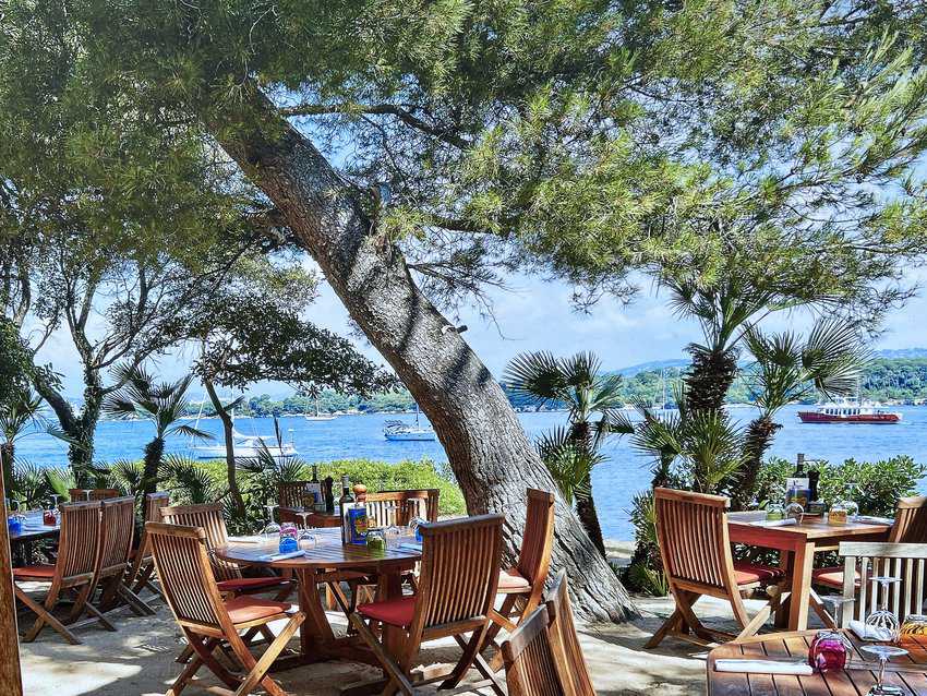 La Tonnelle restaurant for fresh seafood in Saint Honorat.