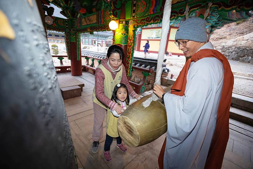 At the bell pavilion, visitors have the opportunity to chime the bell (Photo by Cultural Corps of Korean Buddhism)