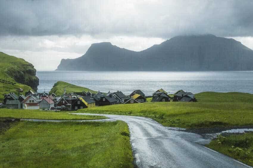 The greenery of the village against the deep blue ocean (Photo: Savior Mifsud/Visit Faroe Islands)