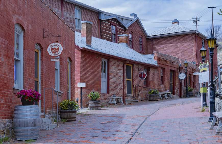 In the 1870s, Louis Reeder, a Pennsylvania brick and stone mason, built Reeder's Alley located at the edge of Helena. A mix of businesses occupy the space today.