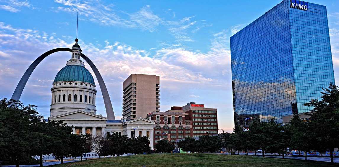 Drury Plaza Hotel at the Arch (center) & The Old Courthouse (left)