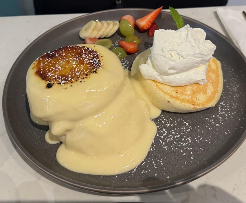 Hanabusa souffle pancakes are light and fluffy, and well worth waiting for. But don't stay more than 15 minutes.